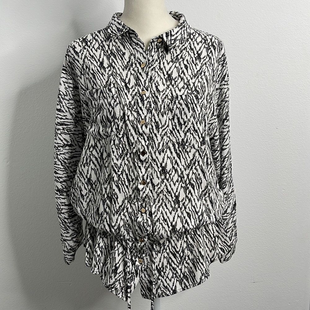 Thalia and Sodi rayon blouse.  Size Medium. 3/4 length sleeve that rolls up.